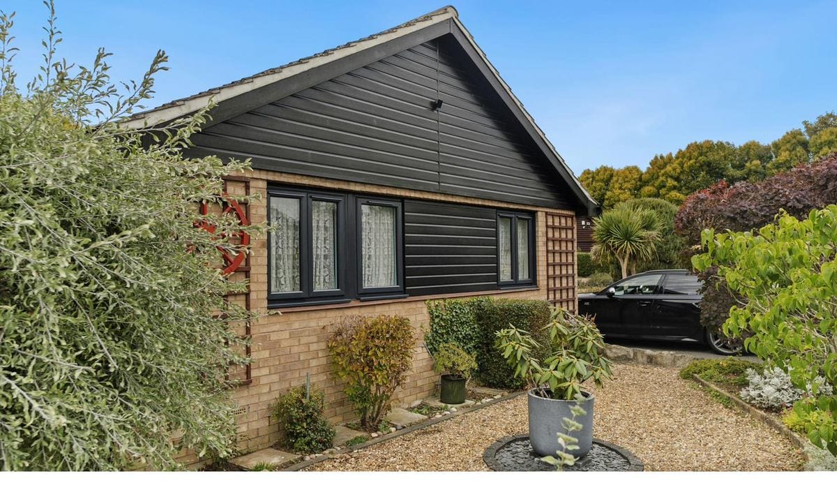 Full bungalow refit showing anthracite UPVC windows and black cladding
